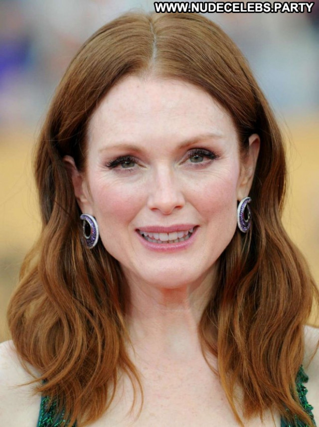 Julianne Moore Paparazzi Posing Hot Awards Celebrity Babe Beautiful