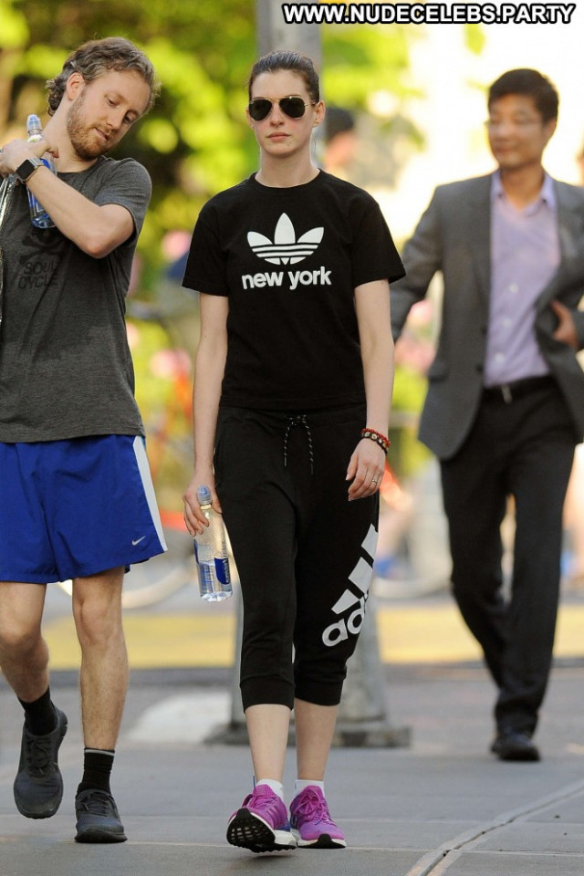 Anne Hathaway Babe Nyc Posing Hot Hat Beautiful Paparazzi Celebrity