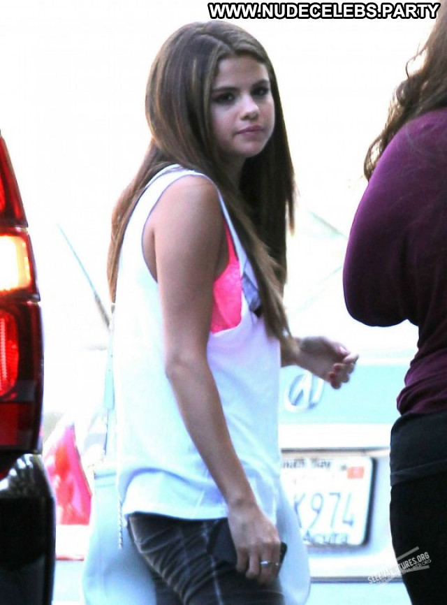 Selena Gomez Posing Hot Paparazzi Babe Celebrity Beautiful Famous